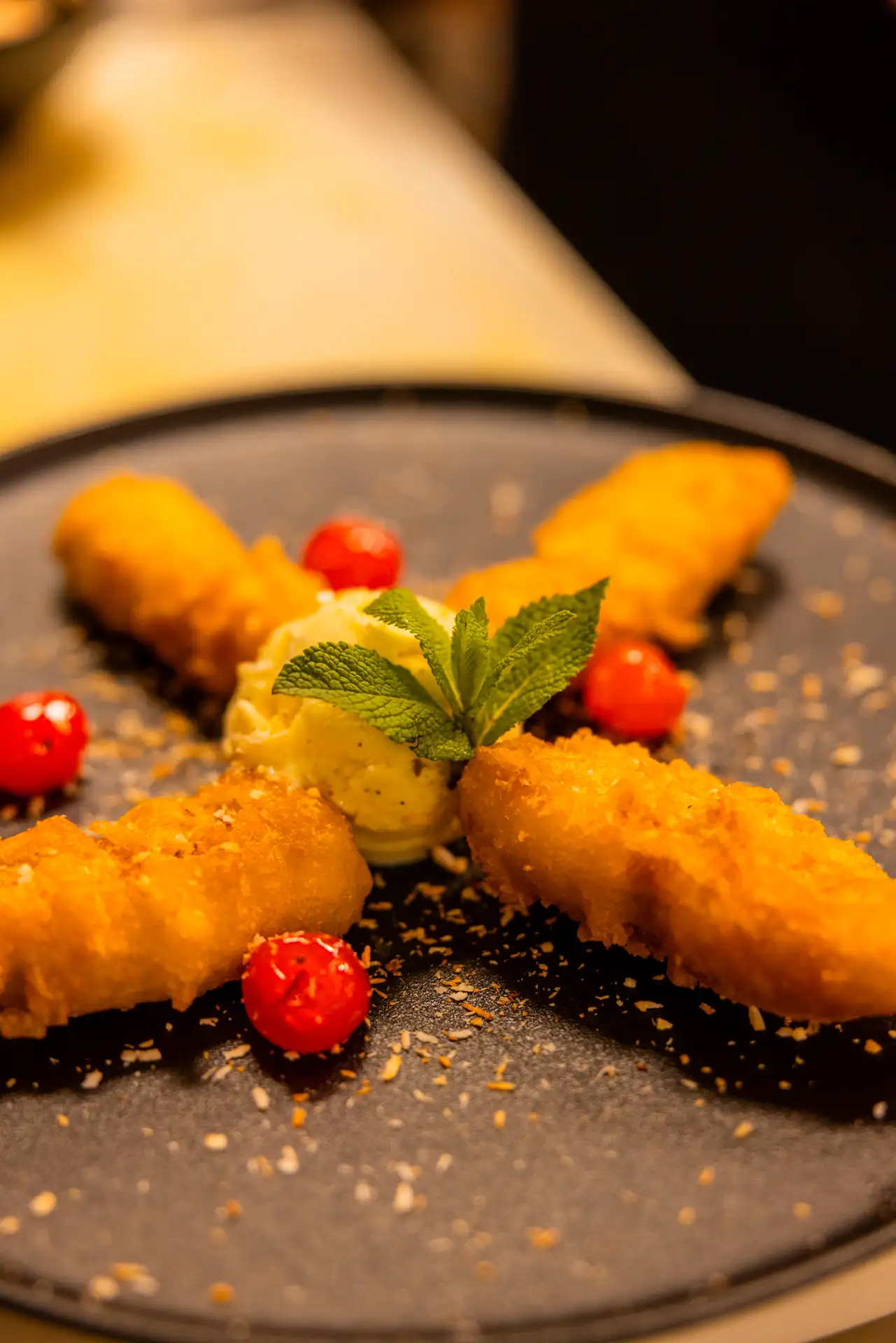 Miękki dojrzały banan zanurzony w lekkim cieście